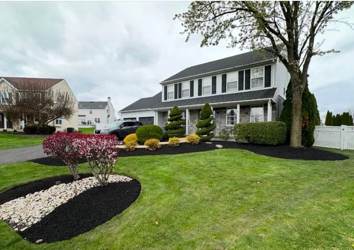 Gallery photos for Fresh Mulch and Trimmed Beds That Make a Yard Stand Out: Image #1