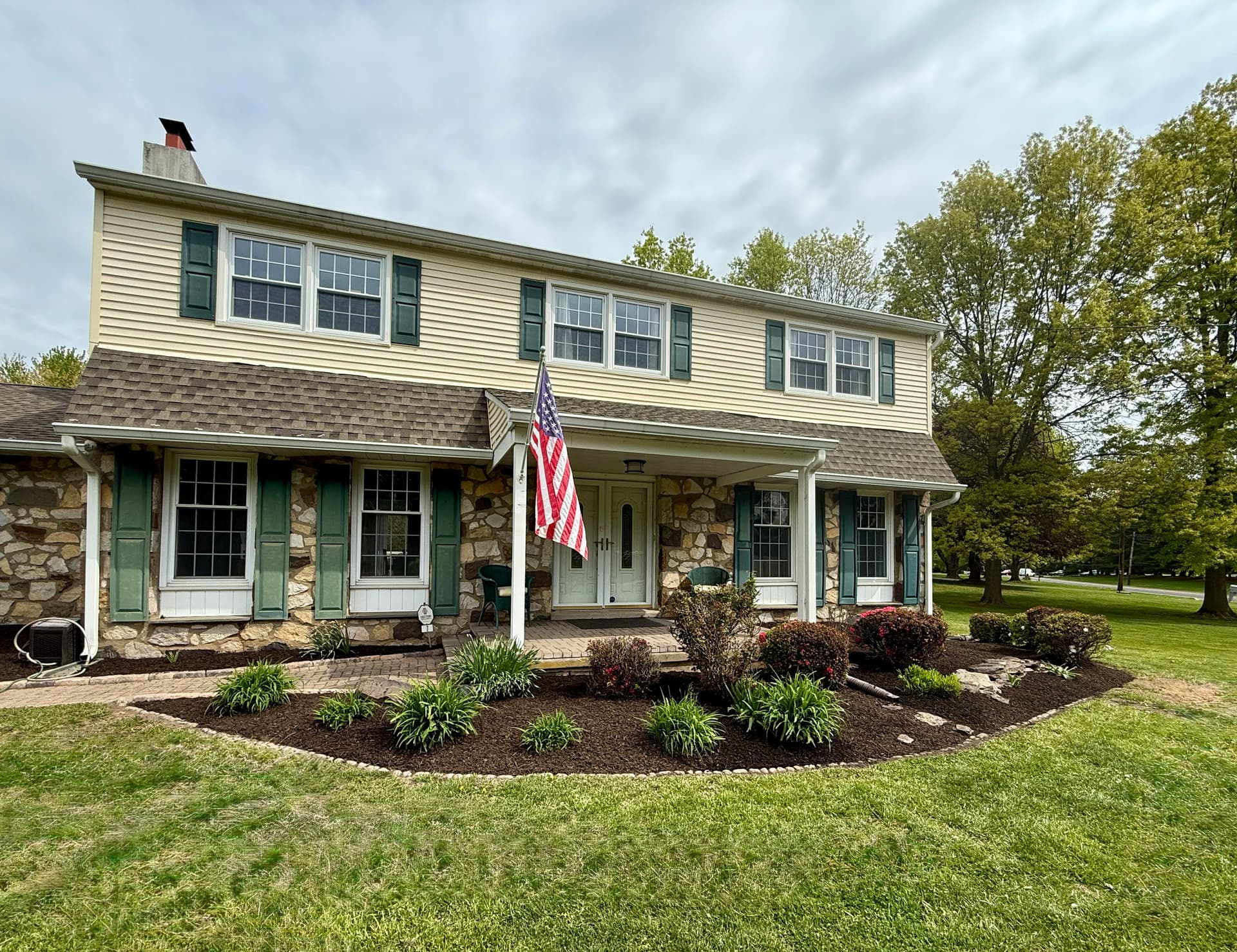 Gallery photos for Fresh Mulch and Trimmed Beds That Make a Yard Stand Out: Image #6