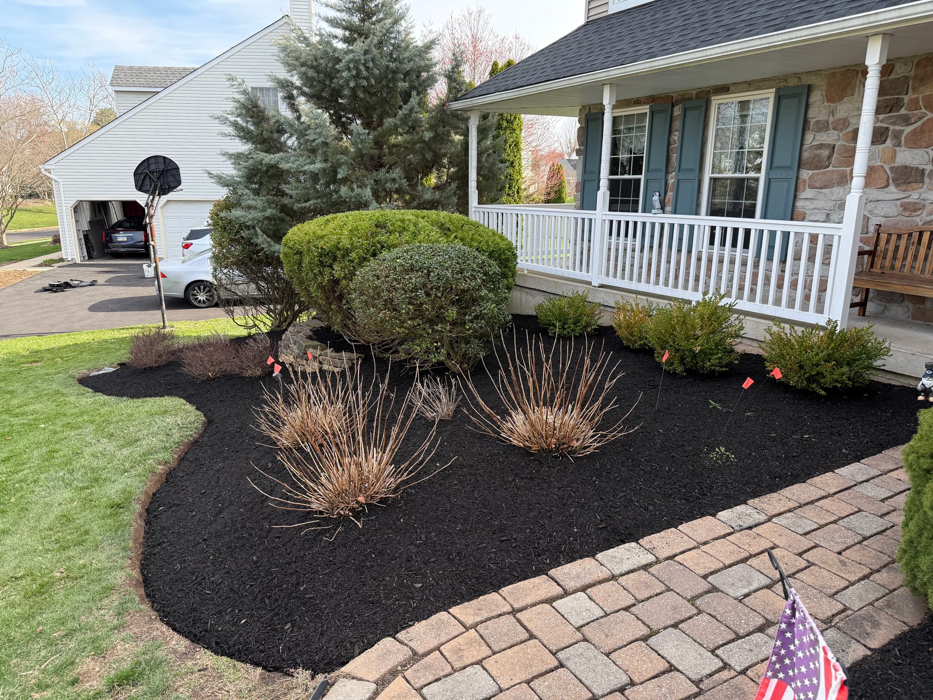 Gallery photos for Fresh Mulch and Trimmed Beds That Make a Yard Stand Out: Image #4