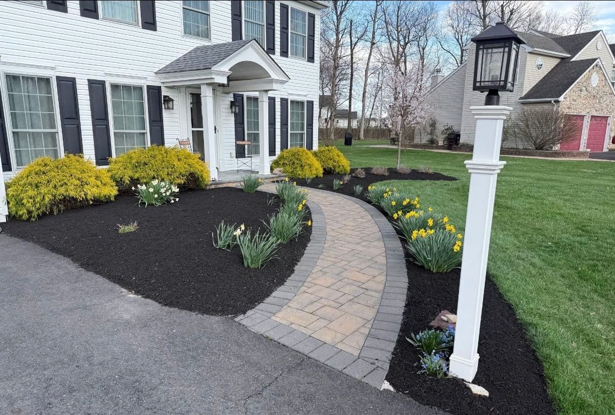 Gallery photos for Fresh Mulch and Trimmed Beds That Make a Yard Stand Out: Image #3