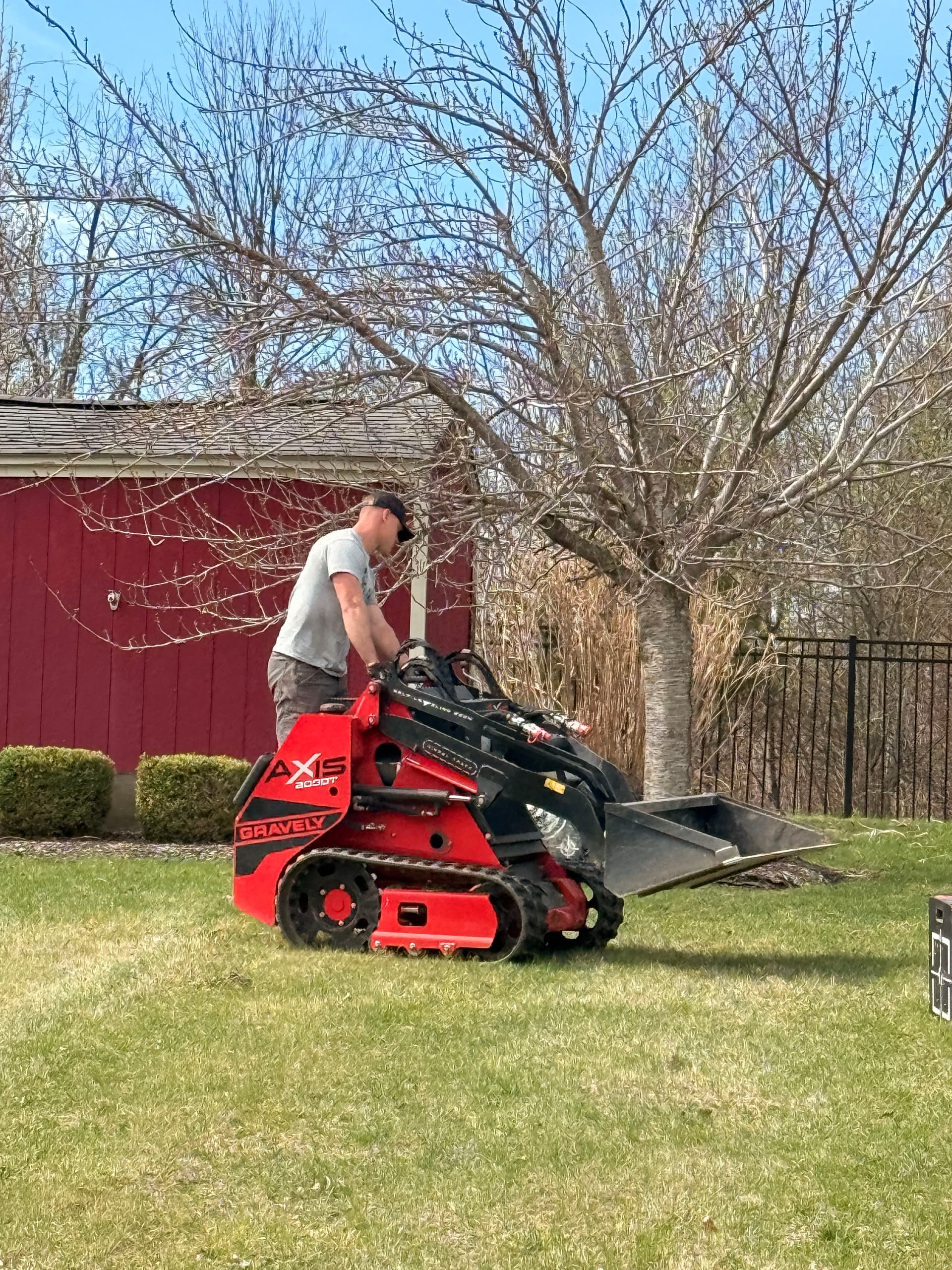 Gallery photos for Fresh Mulch and Trimmed Beds That Make a Yard Stand Out: Image #5